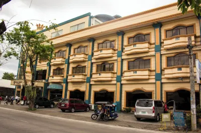 Crown Royale Hotel Hotel di Kota Balanga