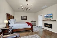 Cozi Cottage with Hot Tub! - 2 Min to Wineries! Hotels in Stonewall