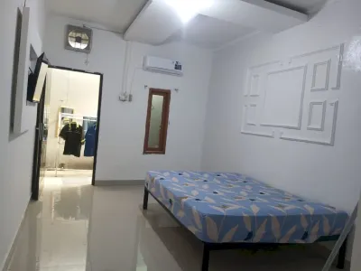 OYO 94032 Jm Guest House 2 فنادق في West Karawang