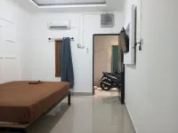 OYO 94032 Jm Guest House 2 فنادق في West Karawang