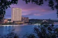 Dusit Thani Guam Resort Отели рядом с достопримечательностью «Captain Dan's Marine Center»