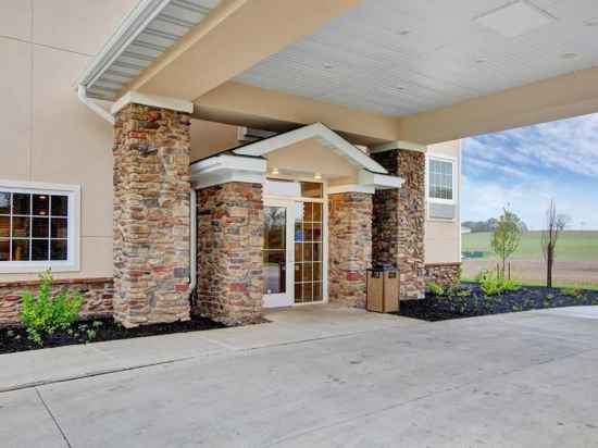 Cobblestone Hotel & Suites - Waynesboro Hotel Exterior