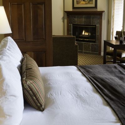 Deluxe King Suite (No View) Pine Ridge Inn Promo Code