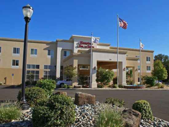 Hampton Inn & Suites Red Bluff Hotel Exterior