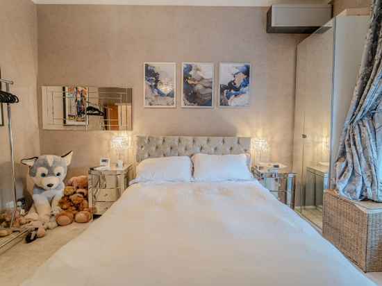 Warm & Welcoming London Escape with Home Touches Rooms