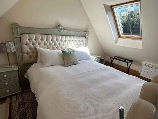 Charming En-Suite Bedroom with Patio in St Aubin Rooms