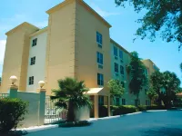 La Quinta Inn & Suites by Wyndham Miami Cutler Bay Hotels near Staples