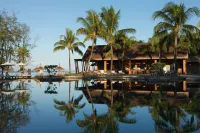 Outrigger Mauritius Beach Resort Отели рядом с достопримечательностью «Blue Bay»