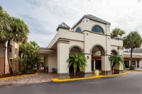 Days Inn & Suites by Wyndham Orlando Airport Hotels near Orlando Herndon Airport