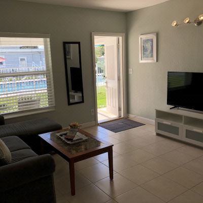 Deluxe Suite, 1 King Bed with Sofa Bed, Non Smoking, Pool View Coral Key Inn Promo Code