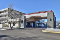 Ramada Plaza by Wyndham Albuquerque Midtown Отели рядом с достопримечательностью «Casas del Rio»