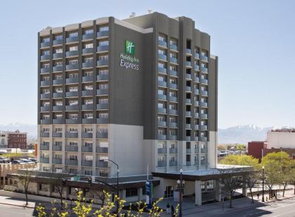 Holiday Inn Express & Suites Santa Ana - Orange County, an IHG Hotel