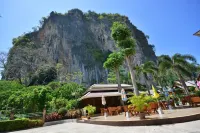 Diamond Cave Resort Hotels near Chicken Rock