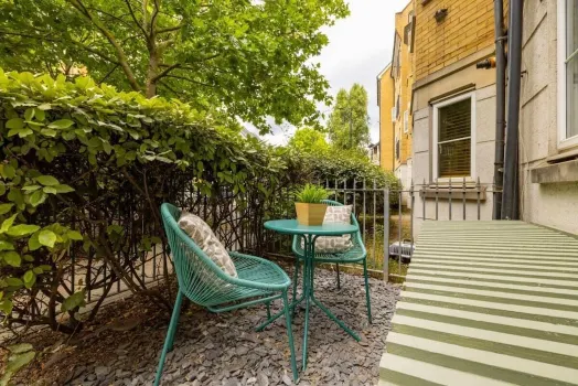 The Peckham Sanctuary - Snazzy 3Bdr House with Patio Hotels near Peckham Rye