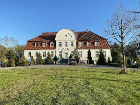 Jagdschloss Lalendorf Hotels in der Nähe von von KMG Klinikum Güstrow GmbH Notfall-Ambulanz