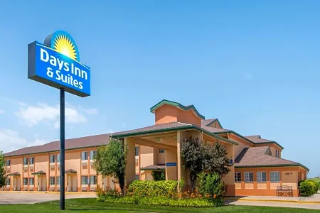 Days Inn & Suites by Wyndham Wichita