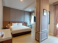 J Park Hotel Hoteles cerca de Wat Mai Ban Suan