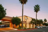 Holiday Inn Express Simi Valley Hotels near Macy's