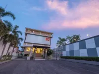 B2 Phitsanulok Boutique & Budget Hotel Hotel dekat Wat Phra Si Rattana Mahathat