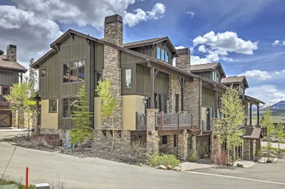 Lavish Fraser Townhome with Deck and Mountain Views! Hotels near Shadow Mountain Lake