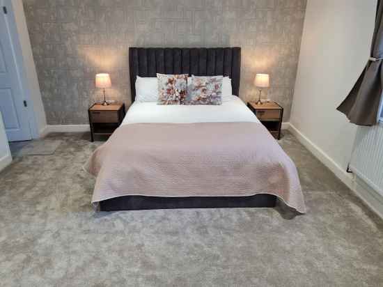 Luxury New Build Modern 1-Bed Apartment Birmingham Rooms