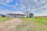 Modern Farmhouse in Del Valle: Rural Setting! Hotels near Red and Charlie McCombs Field