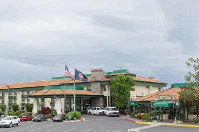 Rogue Regency Inn & Suites Hotels near Albertsons