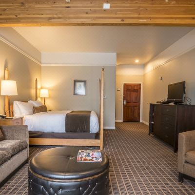 Suite, 1 King Bed, Ground Floor (No View) Pine Ridge Inn Promo Code