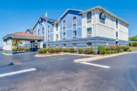 Days Inn & Suites by Wyndham Prattville-Montgomery Hotels near Belk