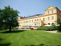 Schlosshotel Ziethen Отели в г. Ораниенбург