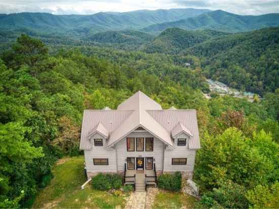 Awe-inspiring Estate w Pool Theater Fire Pit Hotel Exterior