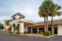 Days Inn & Suites by Wyndham Orlando Airport Hotels near Orlando Herndon Airport