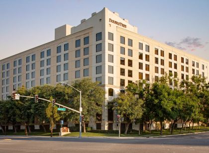 Hotel Zessa Santa Ana – a DoubleTree by Hilton