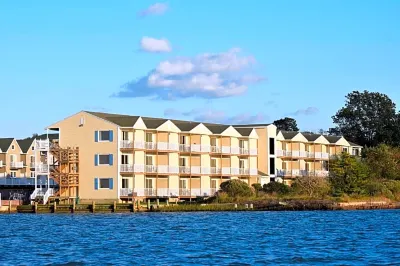 Waterside Inn Hotels near Flying Fish Gallery