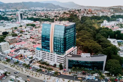 Courtyard Guayaquil Hoteles cerca de Plaza TÍA Bastión