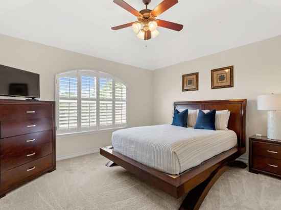 Impeccable 4-bed Villa in San Antonio l Jacuzzi Rooms