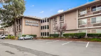 Executive Inn & Suites Oakland Hotels in Oakland