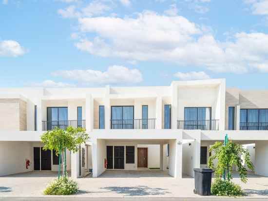 Nasma Luxury Stays - Waterfront Duplex Villa Minutes Away to the Beach Hotel Exterior