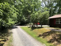 Amazing Dreams 2 Bedroom Cabin by RedAwning Hotels near Boot Factory Outlet