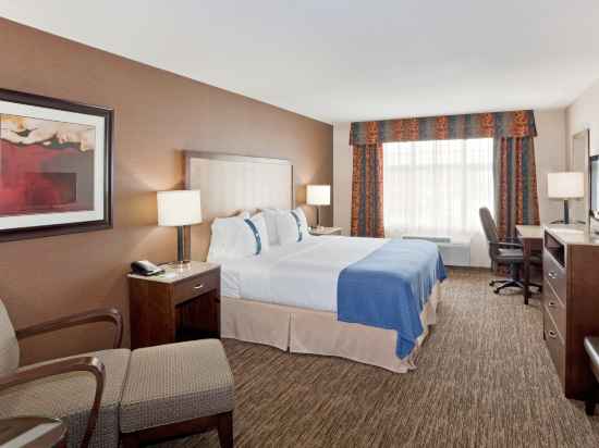 Holiday Inn & Suites Surrey East - Cloverdale Rooms