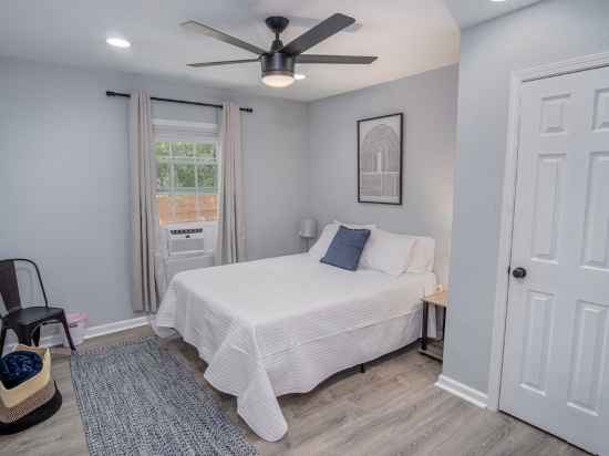 Cozy and Lovely 2Br 1BA Apt#B Near Lively Downtown Rooms