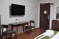 The Bedrooms Maeklong Service Apartment Hotels near Rom Hup Market