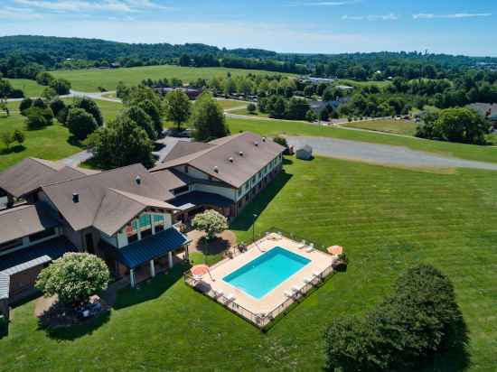 Round Hill Inn Hotel Exterior