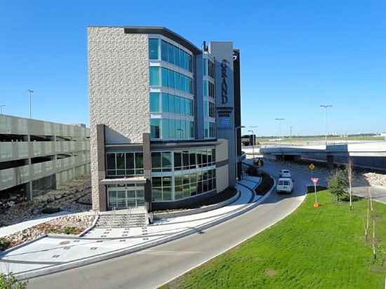 The Grand Winnipeg Airport Hotel by Lakeview Hotel Exterior