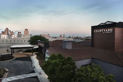 Courtyard St Louis Downtown West Hotels near Church of Christ the Divine