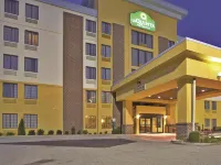 La Quinta Inn & Suites by Wyndham Elkview - Charleston NE Hotels near Walmart Supercenter