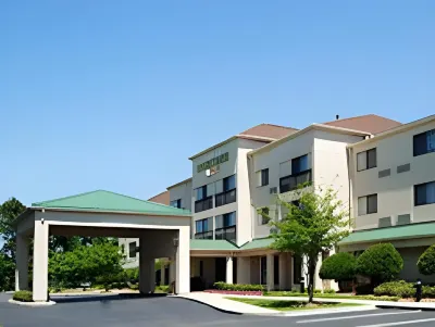 Courtyard Tallahassee North/I-10 Capital Circle Hotels near Rainbow Shops