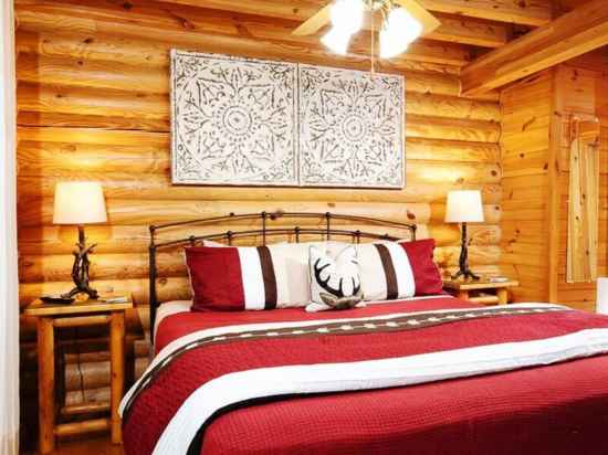 Cozy Upscale Cabin w Fireplace Hot Tub Rooms