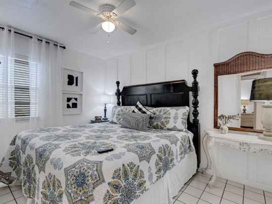 Coastal Breeze - A Weekly Rental 4 Bedroom Home by RedAwning Rooms