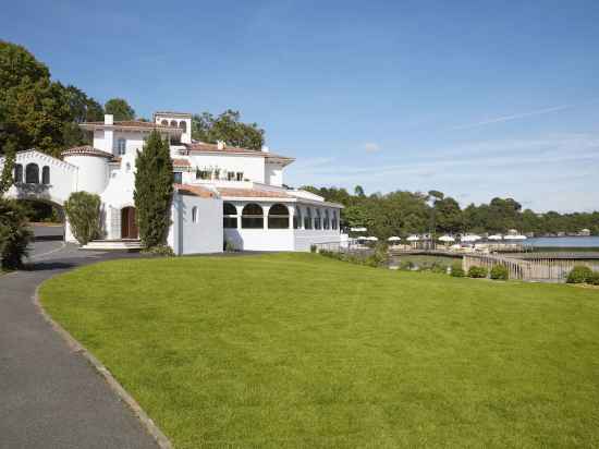 Brindos, Lac & Château Hotel Exterior